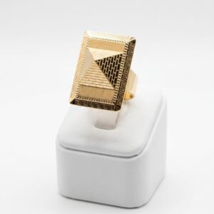 Chevalière rectangle motif grec avec pyramide