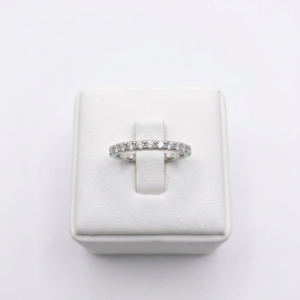 Bague or blanc orné de diamants